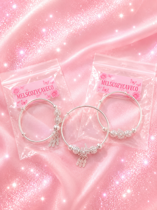 These bracelets are the perfect accessory. Each piece features delicate charms and timeless π¦details that make it truly special.ADJUSTABLE AND LIGHTWEIGHT $6.00 EACH